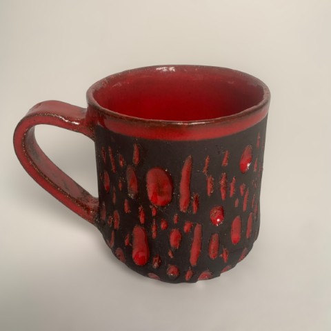 Taza pasta negra expuesta y esmalte rojo